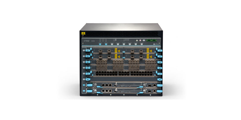 Juniper EX9208 Chassis-Switch, Vorderansicht schräg von oben