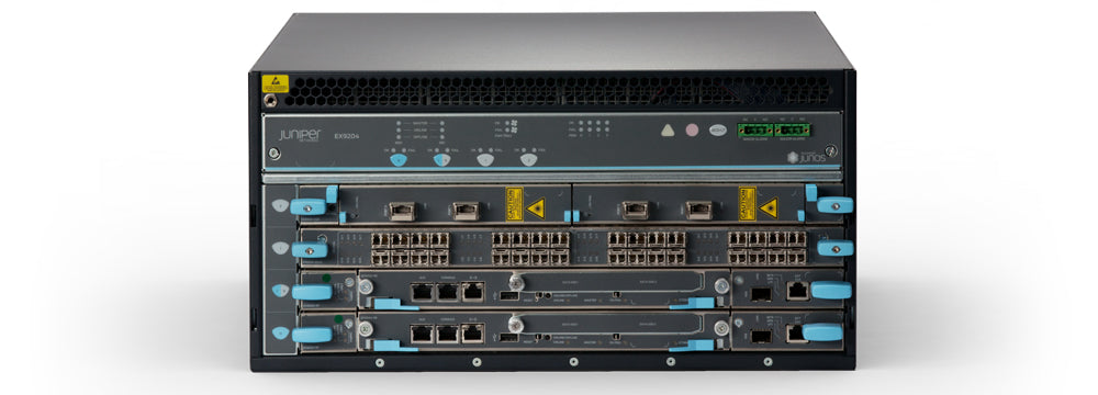 Juniper EX9204 Chassis-Switch, Vorderansicht schräg von oben