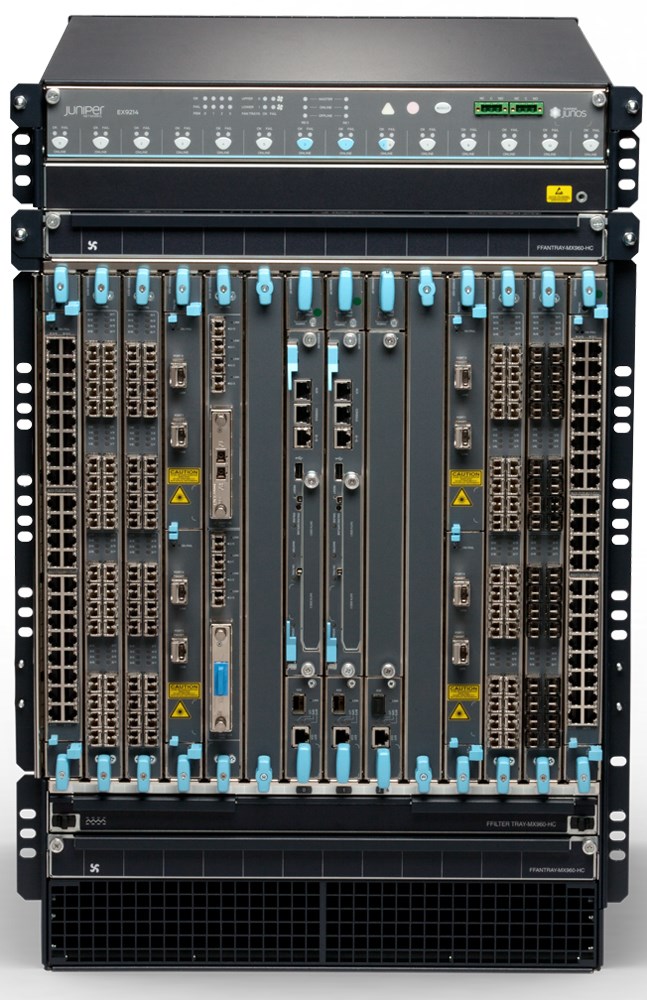 Juniper EX9214 Chassis-Switch, Vorderansicht schräg von oben