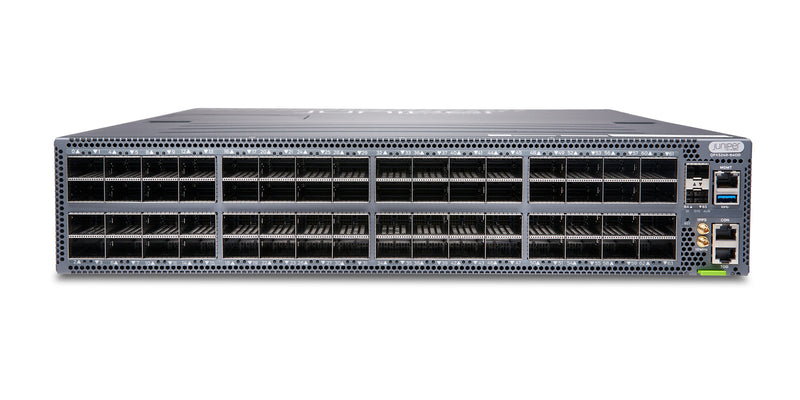 Juniper QFX5240-64OD Switch, Vorderansicht schräg von oben