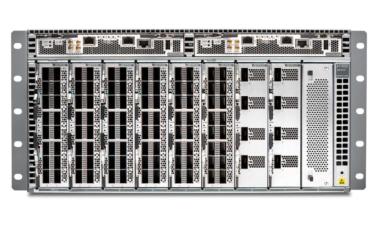 Juniper QFX5700 modularer Switch mit Linecards, Frontansicht