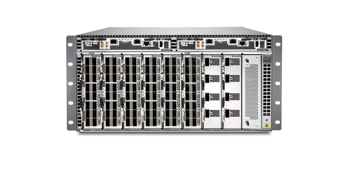 Juniper QFX5700 modularer Switch, Vorderansicht schräg von oben