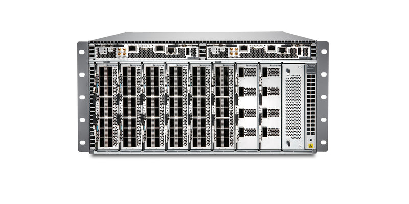 Juniper QFX5700 modularer Switch, Vorderansicht schräg von oben